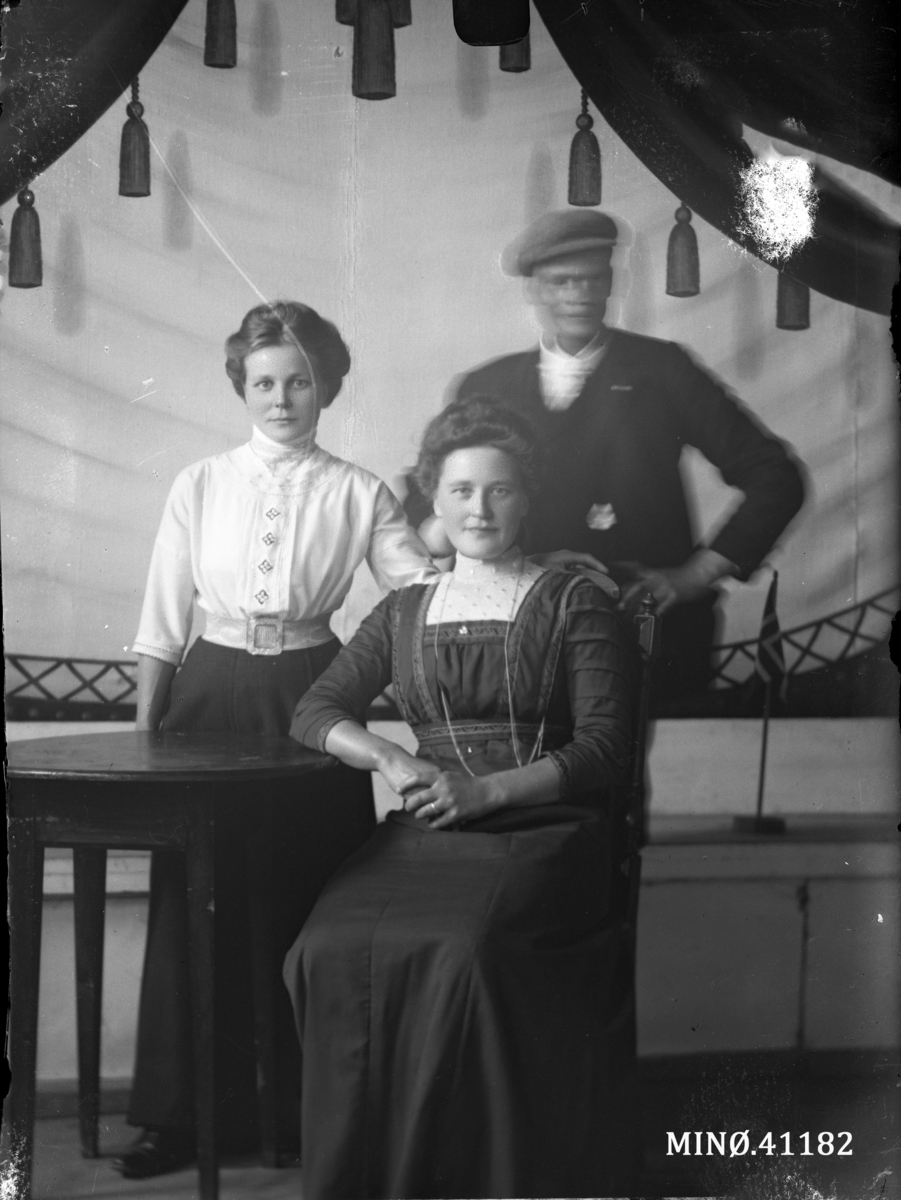 Oscar Holte, Portrett av to kvinner og en mann
