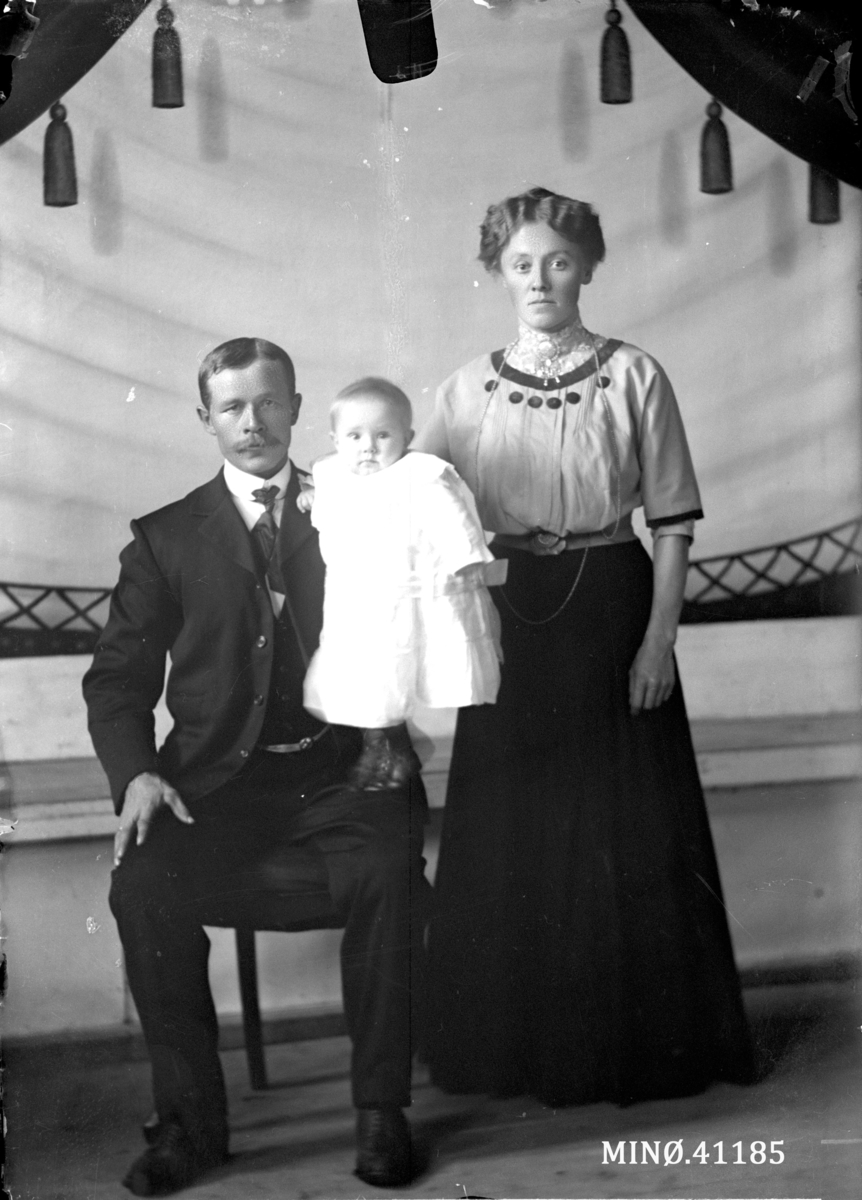 Oscar Holte, Portrett av liten familie