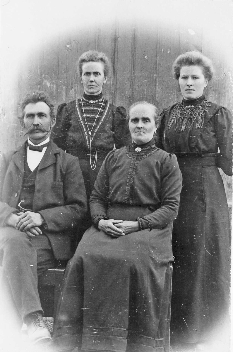 Oscar Holte, Personer, Klær, Inventar