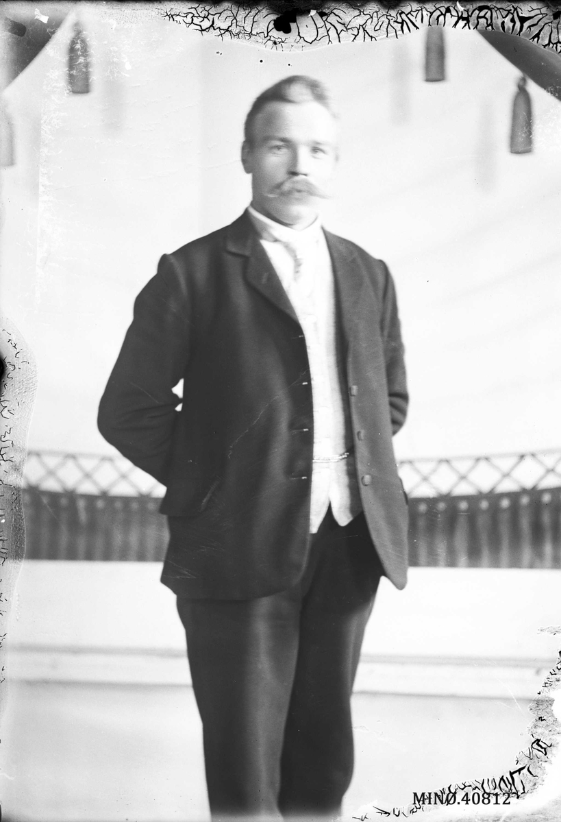 Oscar Holte, Portrett av mann