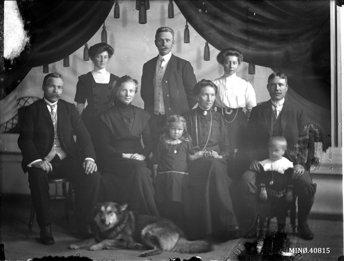 Oscar Holte, Portrett av stor familie