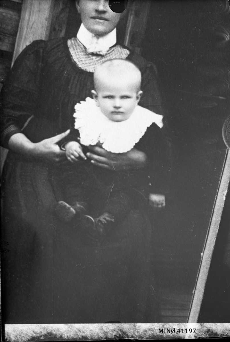 Oscar Holte, Portrett av mor og barn