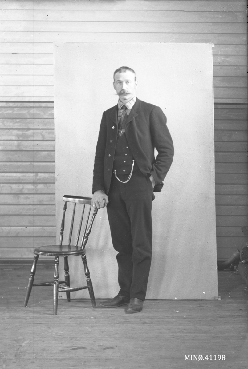 Oscar Holte, Portrett av mann, O. Fineide