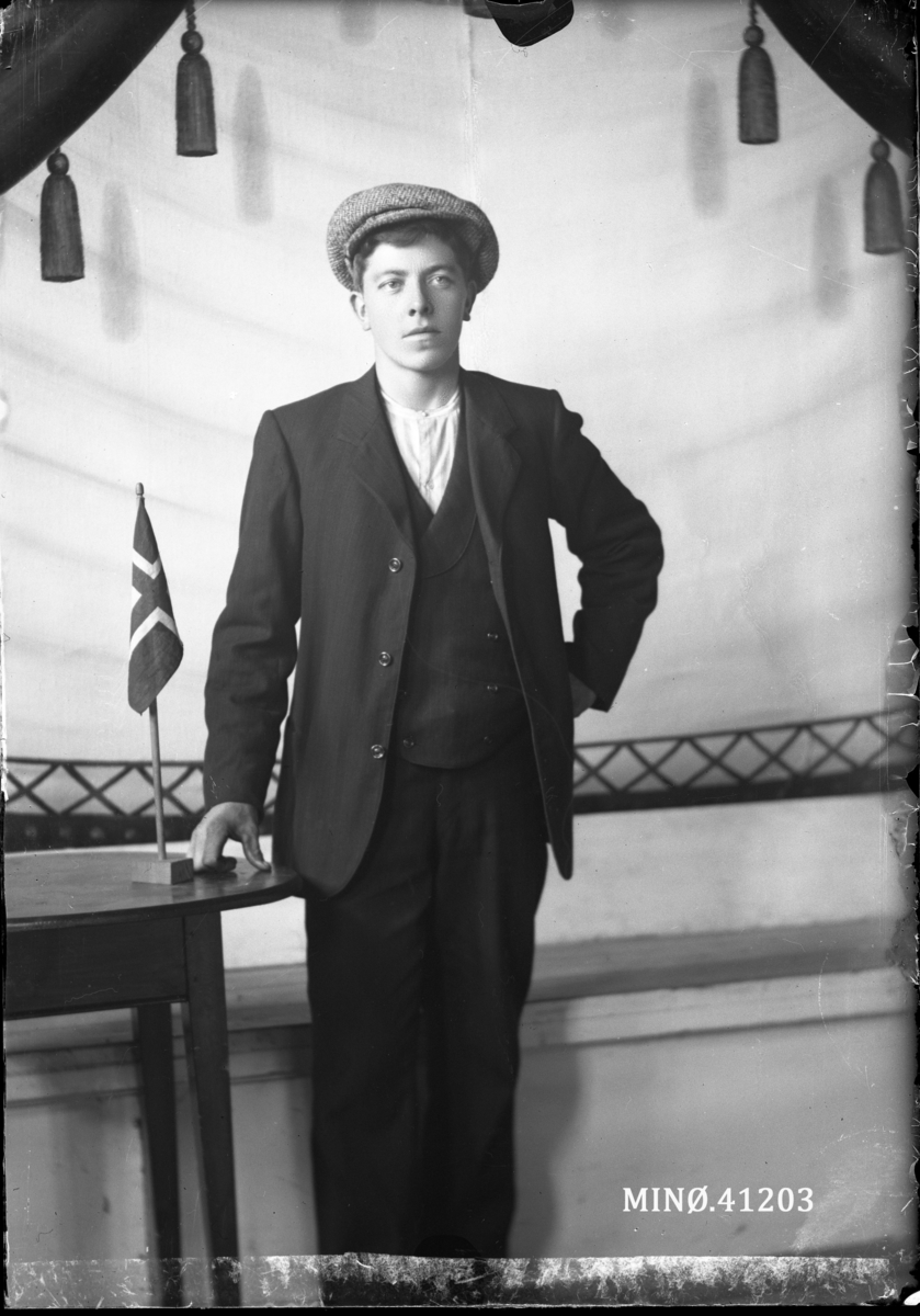 Oscar Holte, Portrett av ung mann