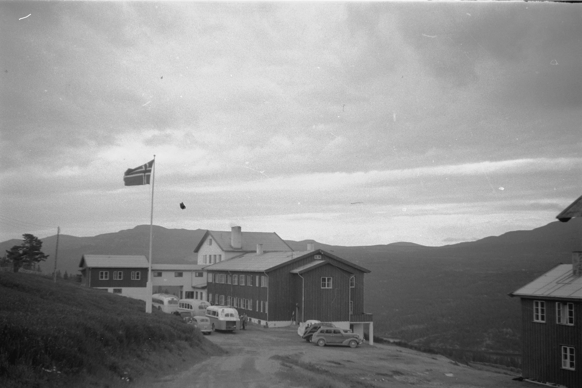 Håkon Prestkværn, Fjellandskap. Busser og biler parkert ved Dalseter Høyfjellshotell i Sør-Fron, Oppland.