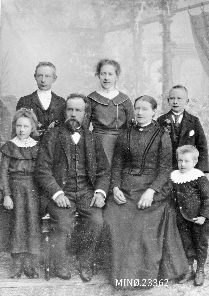 Henrik Augustinsson Stinessen, Familiebilde. Simen og Karoline Sevildal (født Berg) med familie
