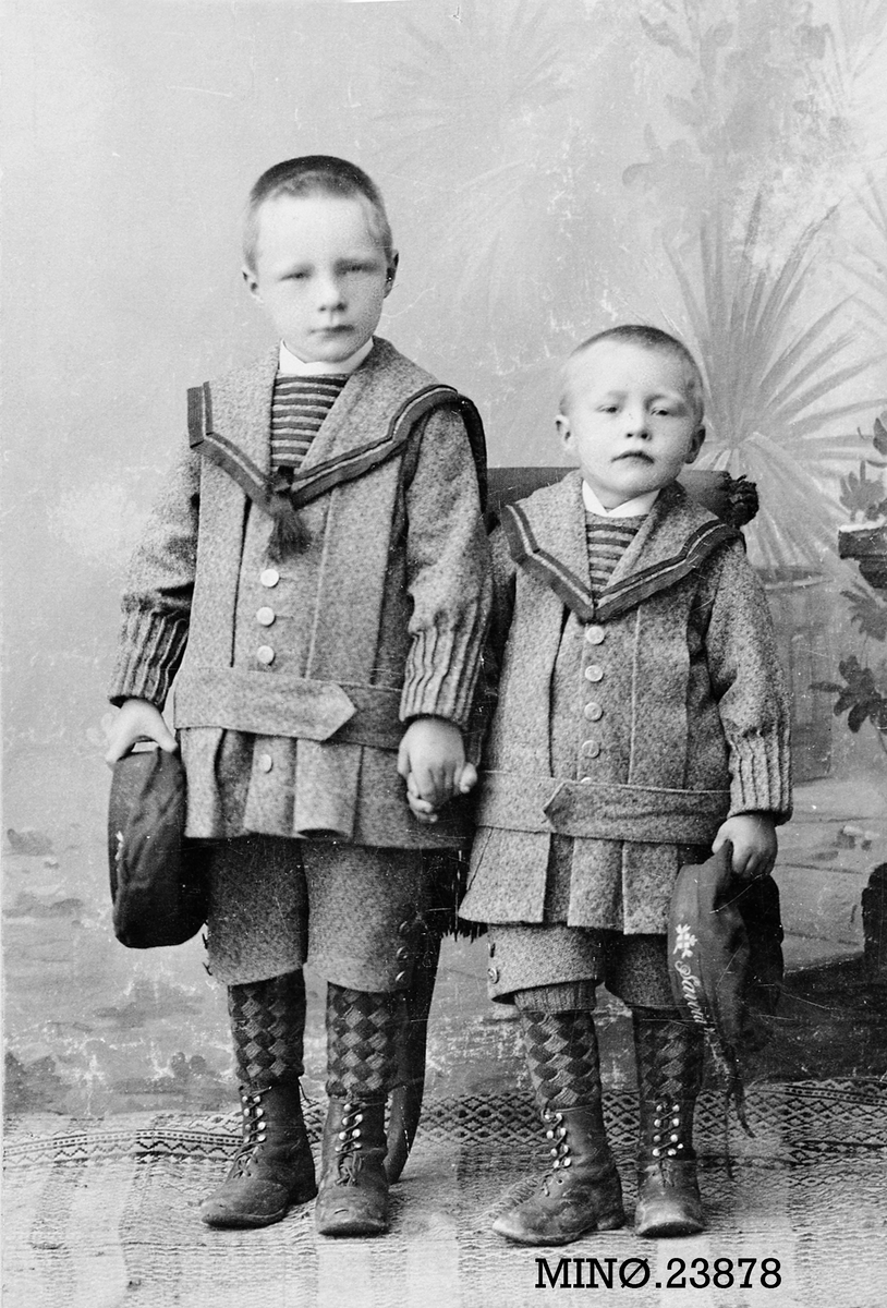 Henrik Augustinsson Stinessen, Portrett av to gutter - Morten og Einar Sandbakken