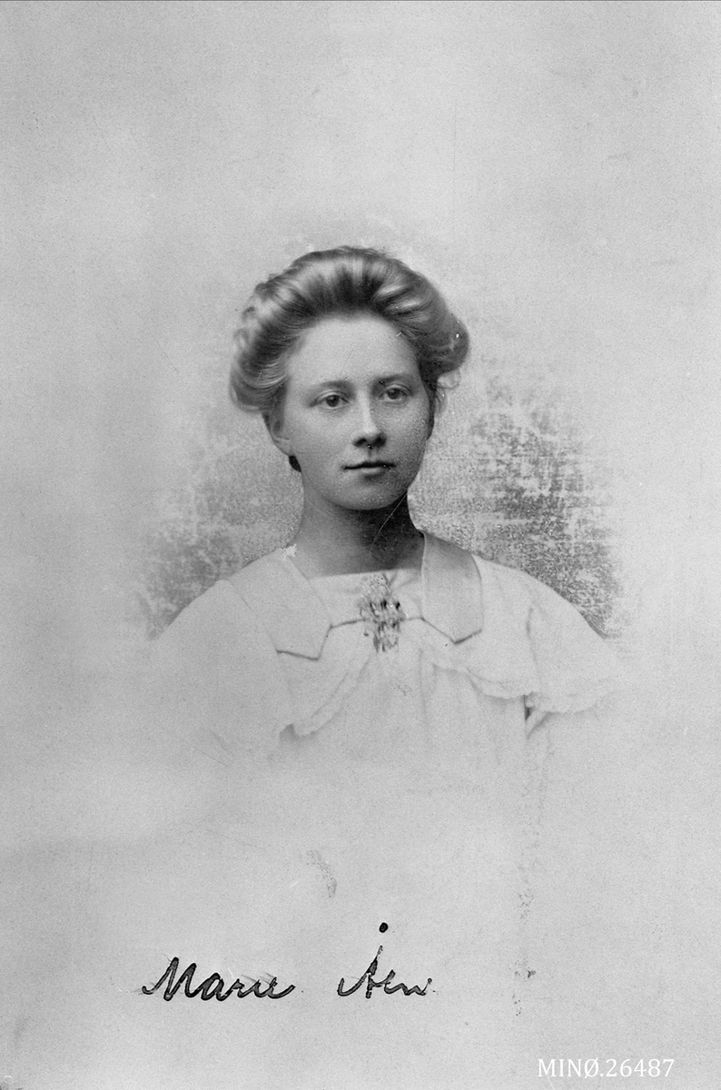 Henrik Augustinsson Stinessen, Portrett av kvinne. Marie Åen f. 29. 10. 1888. Komponerte Marie Åens bunad.