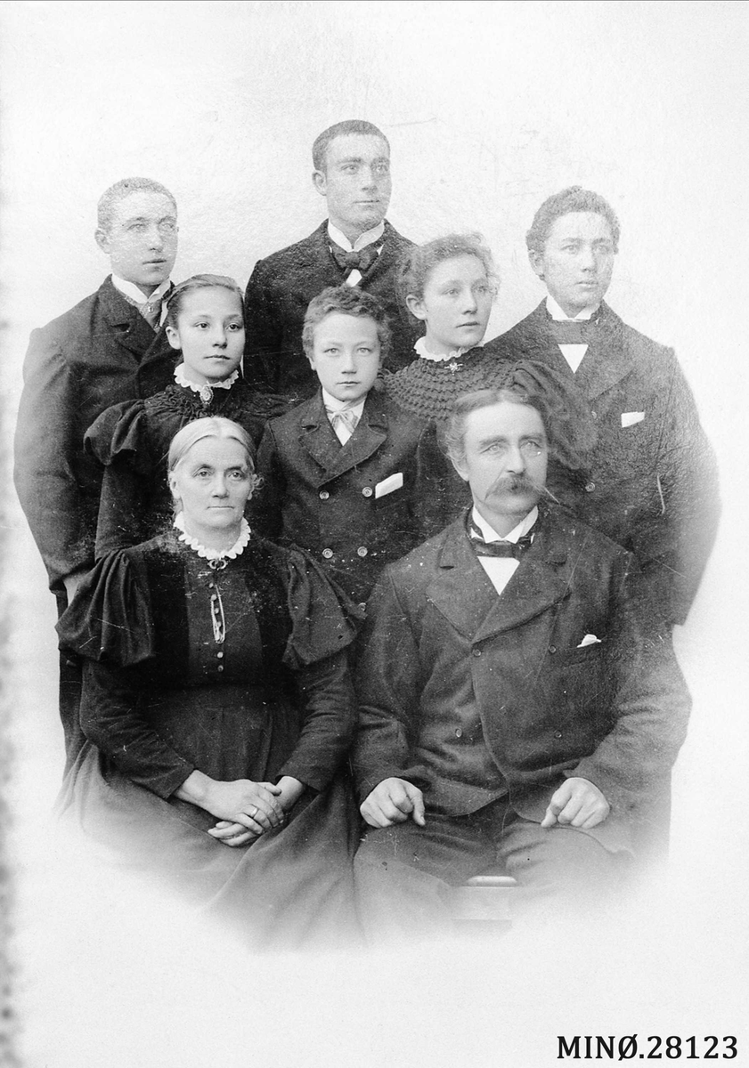 Henrik Augustinsson Stinessen, Familiebilde. Ola og Marit Ryhaug med barn, 2. rekke fv. Kari, Oskar, Maria, Karl. Bakerst Lars, Jørgen.