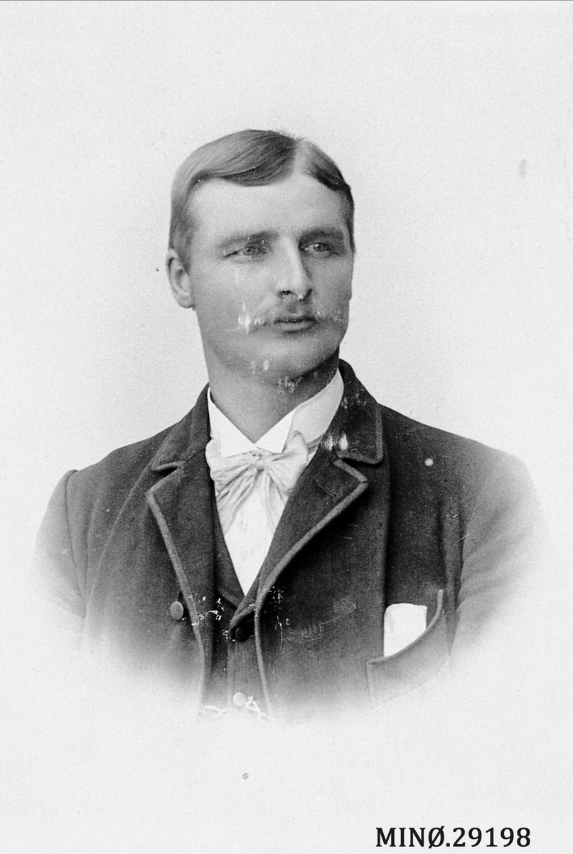 Henrik Augustinsson Stinessen, Portrett av mann. Peder H. Fløtten, Vestate i Alvdal