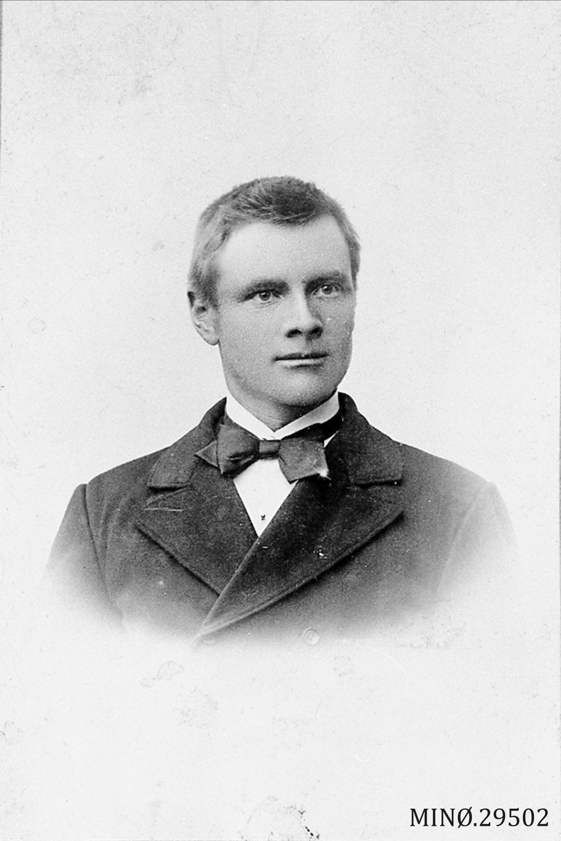 Henrik Augustinsson Stinessen, Portrett av ung mann