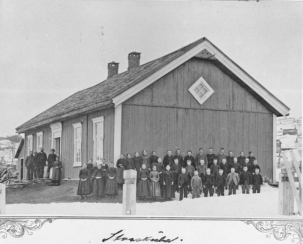 Henrik Augustinsson Stinessen, Skolehus med elever og lærere.