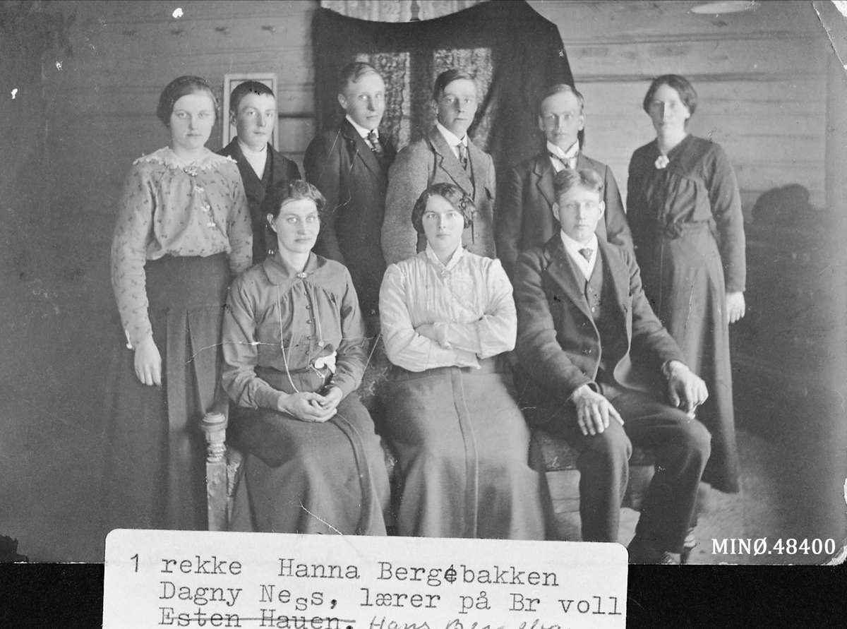Henrik Augustinsson Stinessen, Gruppebilde. Ungdom. 1. rekke: Hanna Bergebakken, Dagny Ness, Hans Bergebakken. 2. rekke: Hanna Rønning, Jakob Berget, Halvor Haugen, Per Tronskroken, Olaf Tronsli, Berte Bergebakken Brandvoll