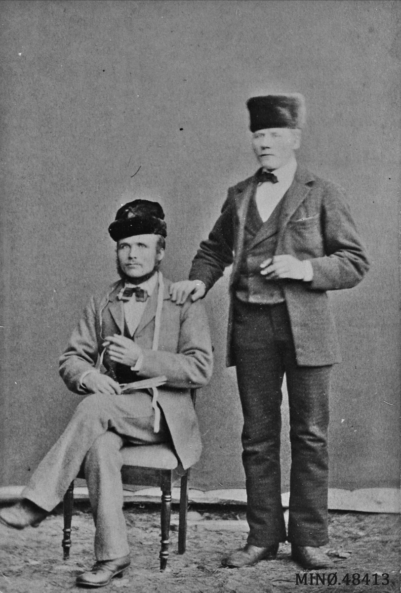 Henrik Augustinsson Stinessen, Motrøa. Simen B. Kjøllhaug f. 1895, i lag med Ola Larsson Sivilhaug f. 1861