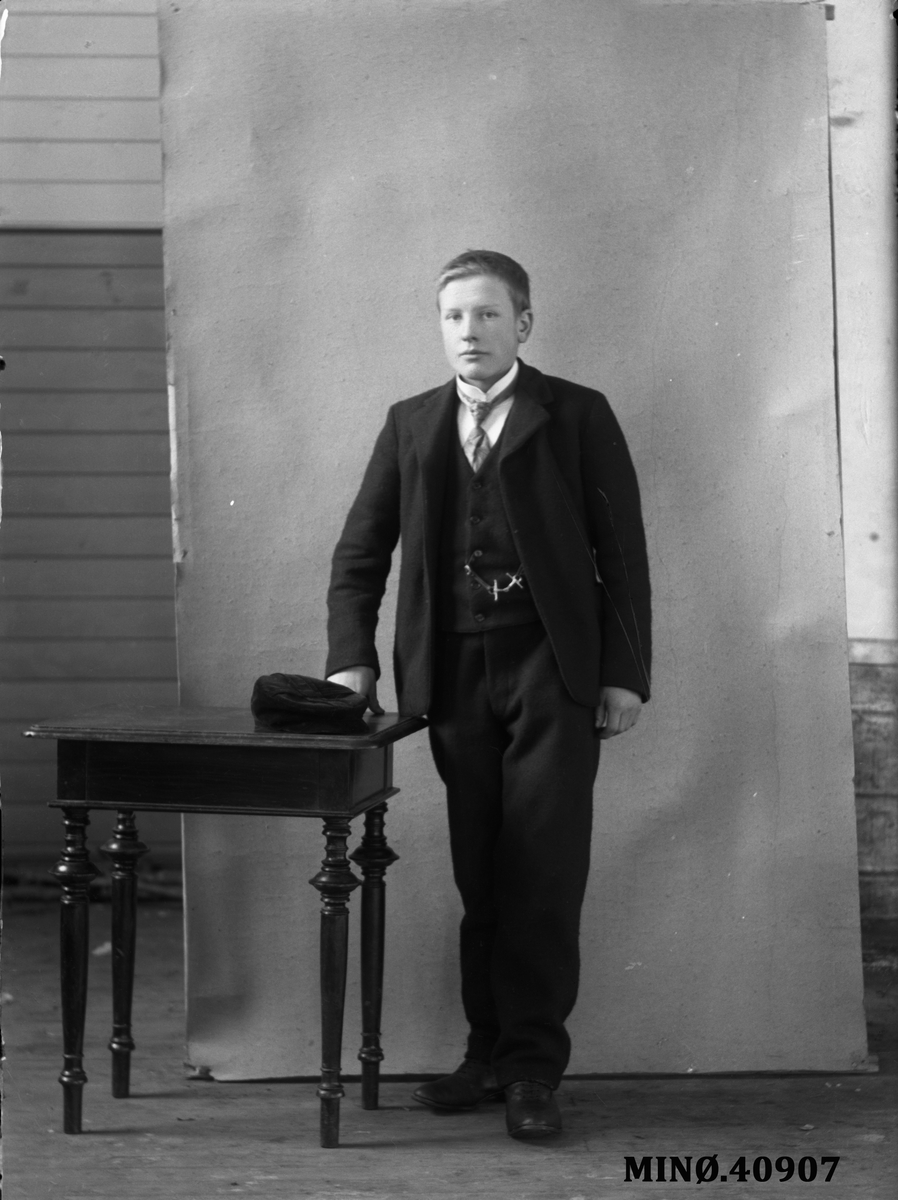 Oscar Holte, Portrett av ung mann -Ole T. Streitlien