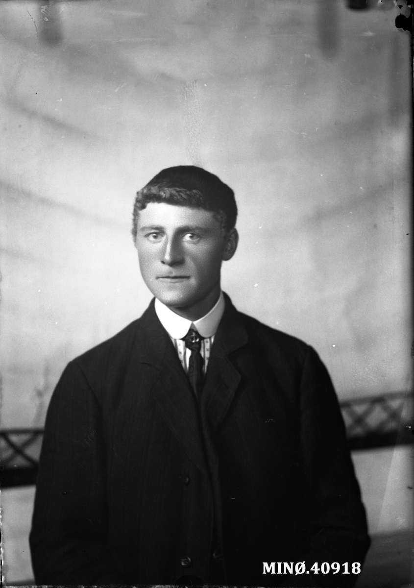 Oscar Holte, Portrett av mann - Ole Kroken (5.8.1890-14.12.1961)