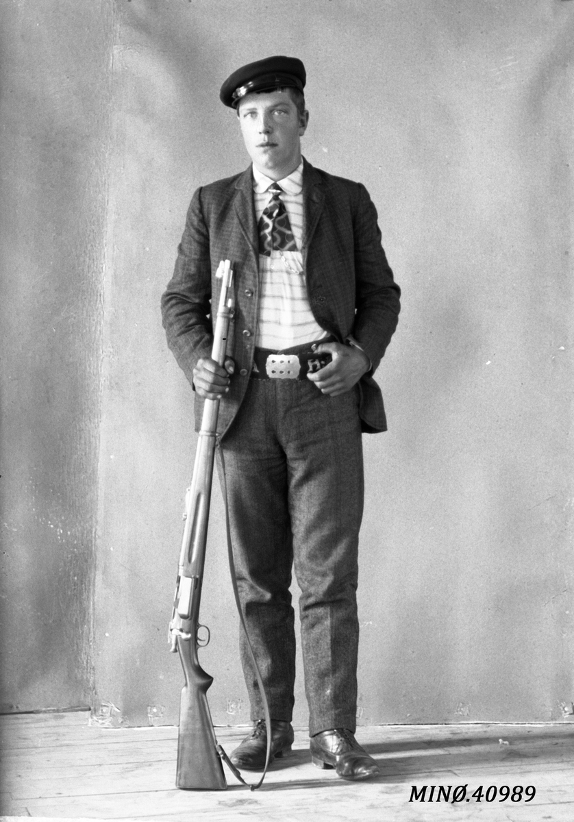 Oscar Holte, Portrett av ung mann med gevær - Aug. Henriksen