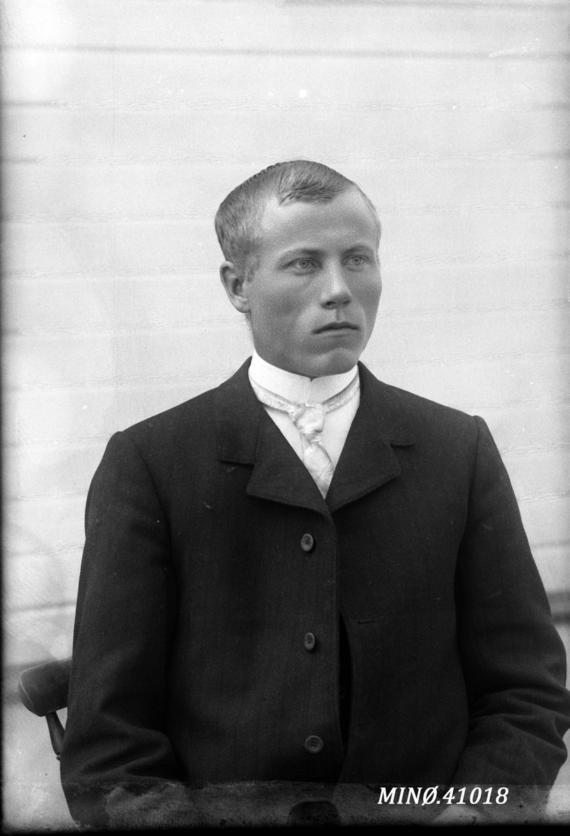 Oscar Holte, Portrett av mann - Anton Hovde (1.4.1889-19.2.1952)