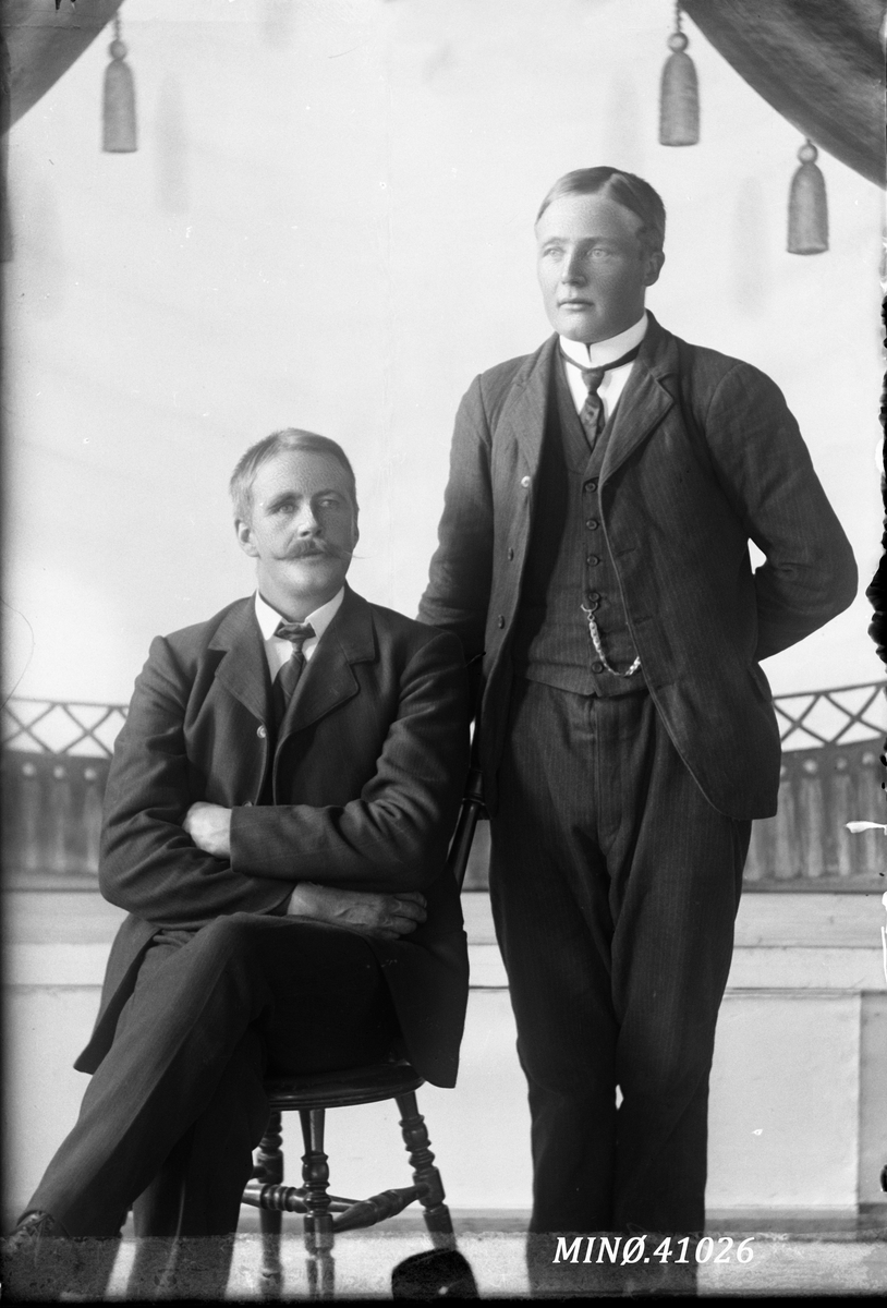 Oscar Holte, Portrett av to menn. Bernhard Pederson Moen tilv venstre, (27.8.1879-2.9.1964)