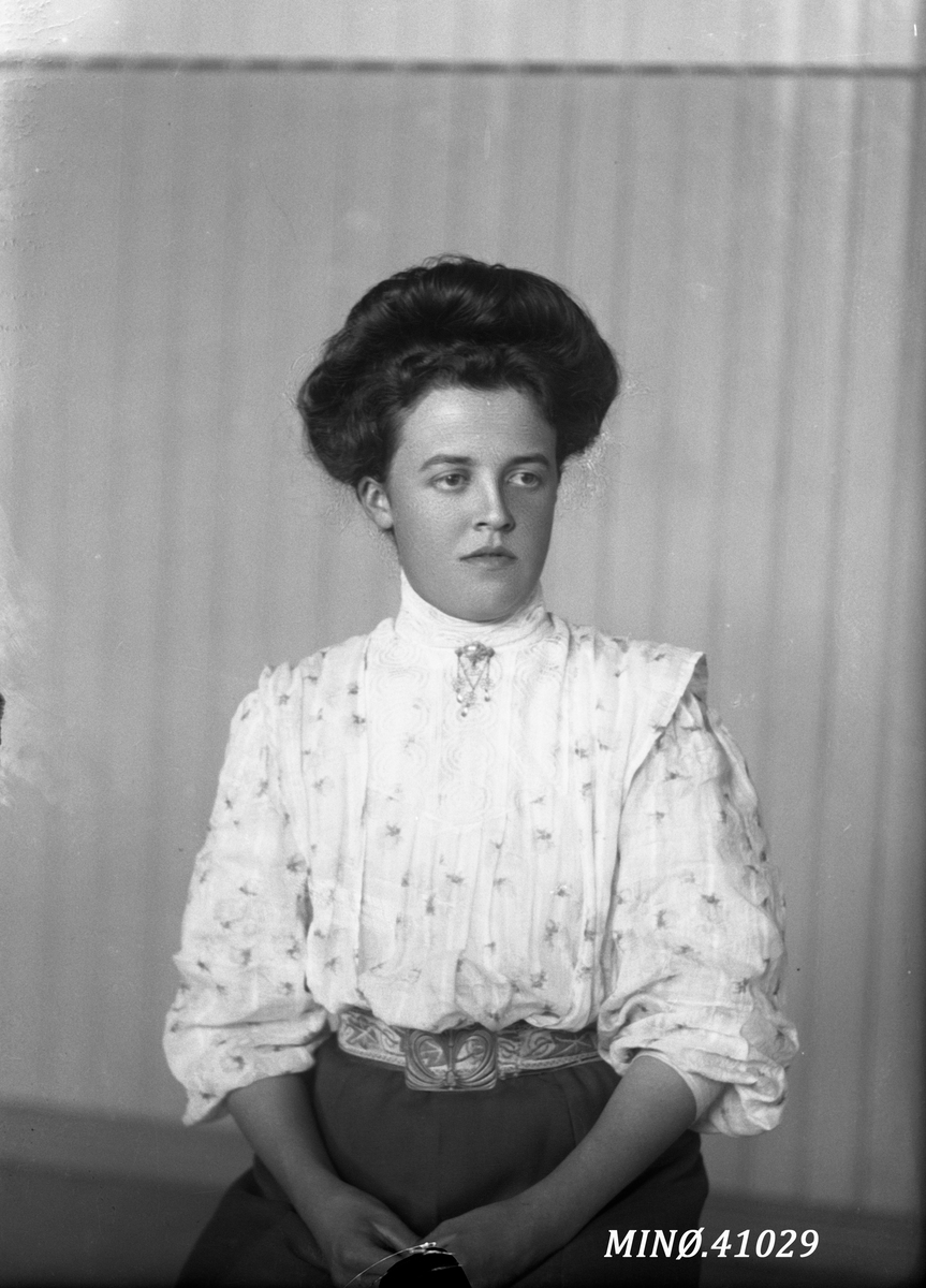 Oscar Holte, Portrett av kvinne - Emma Furuhovde
