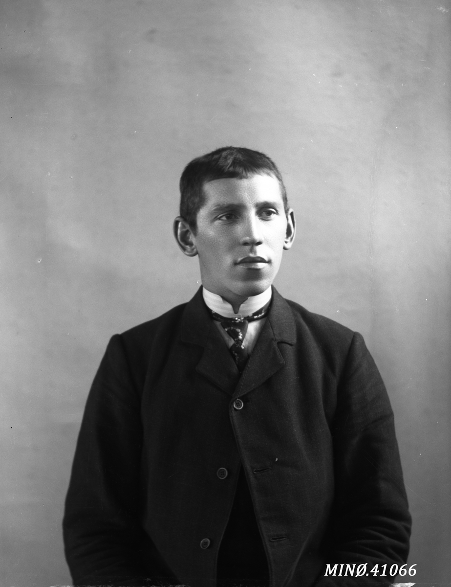 Oscar Holte, Portrett av ung mann - Ingebrigt Megård