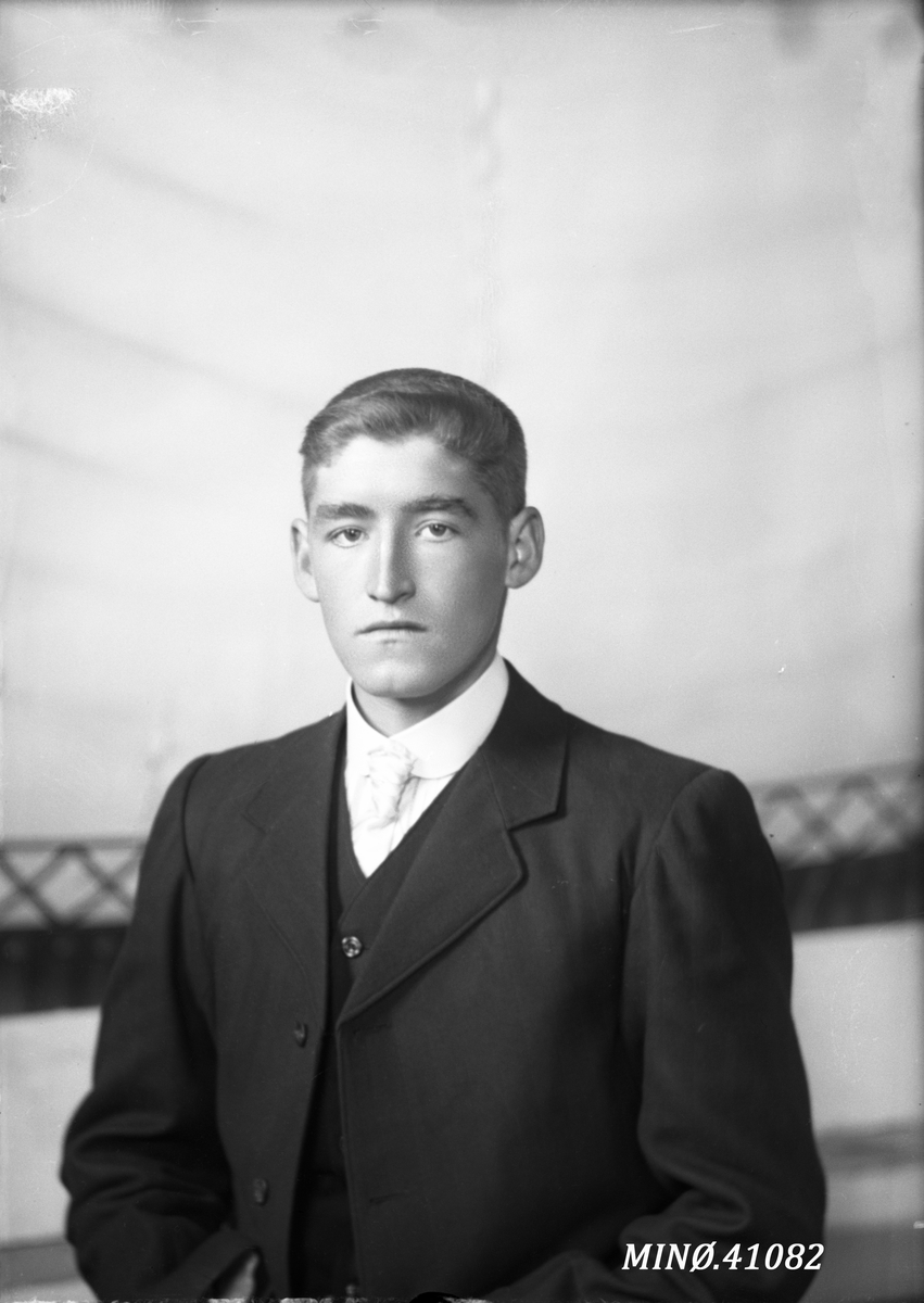 Oscar Holte, Portrett av ung mann - Oscar Odden (født 8.1.1893)