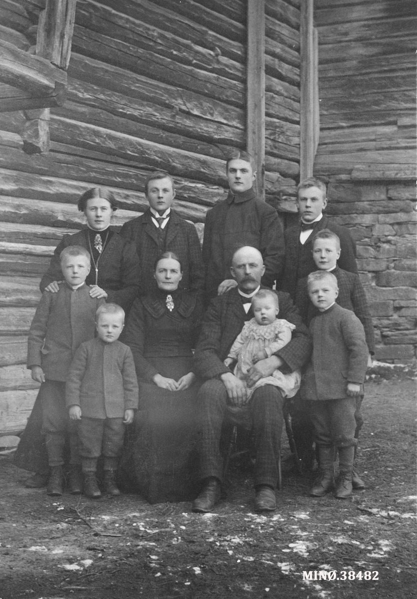 Ukjent, Familiebilde: Maria og Brostrup Müller med barn.