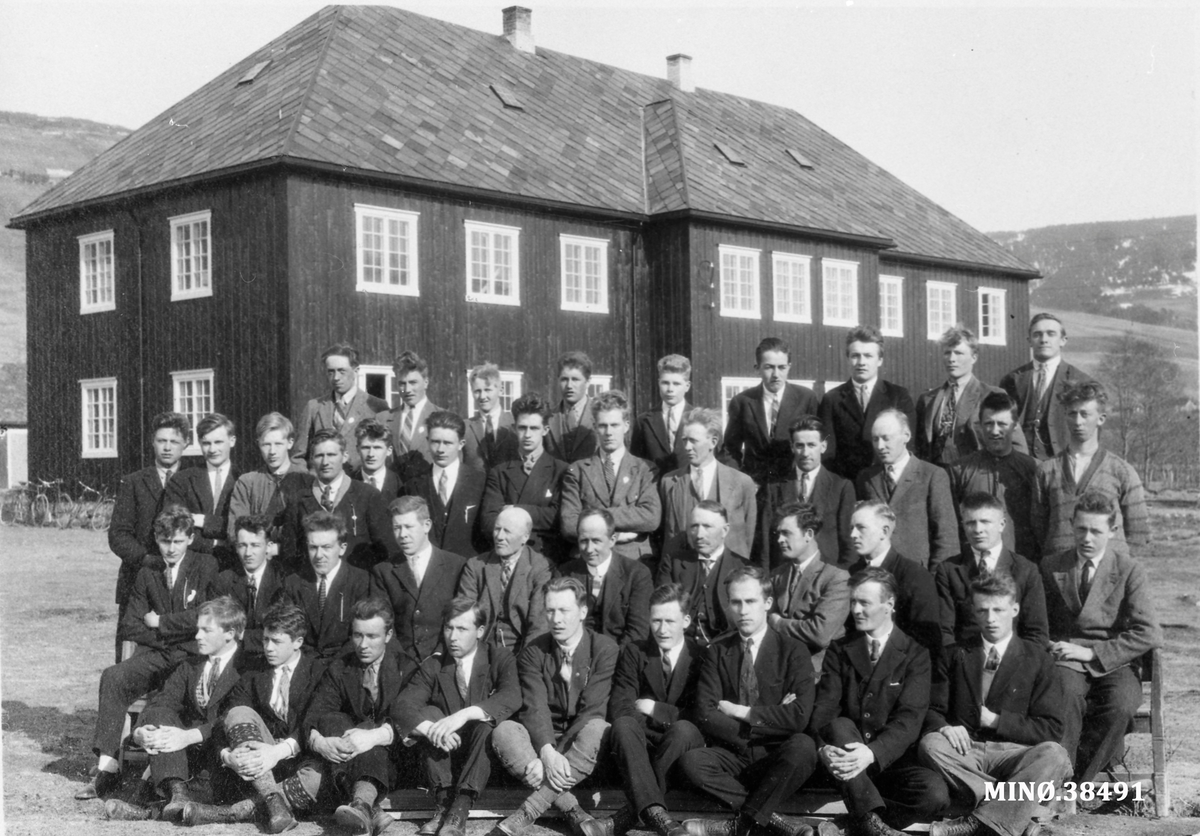 Ukjent, Gruppebilde. Skolebilde fra Hjerleid husflidsskole? Jakob Müller var treskjører og gikk muligens på Hjerleid.