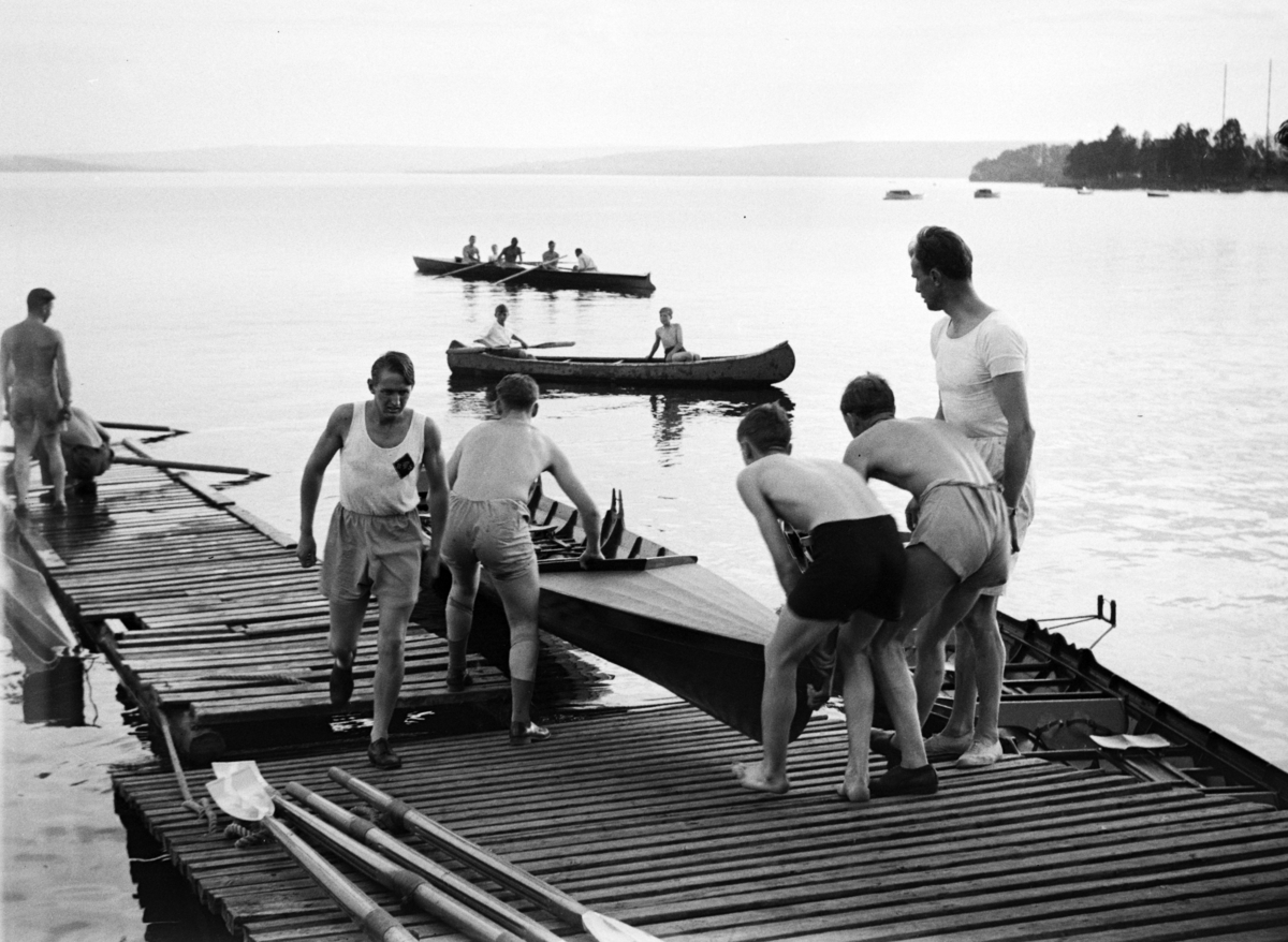 Johs. (Johannes) Johannessen, Tjuvholmen, Hamar. Hamar roklubb. Utsetting av båter.