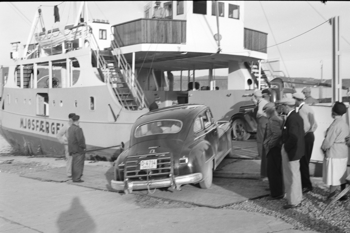 Johs. (Johannes) Johannessen, Mjøsfærgen, Gjøvik-Mengshol, mjøsbåt, ombordkjøring, drosje D-4714. D-4714 er Dodge 1946-48. (Eventuelt søstermerkene DeSoto eller Chrysler, men ikke Plymouth.) Stort, nedfellbart bagasjebrett