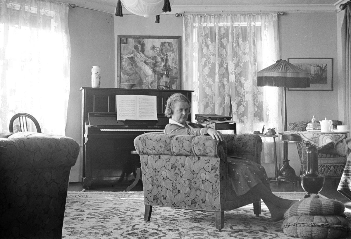 Johs. (Johannes) Johannessen, Aagot Johannessen i deres hjem i Strandgt.15, Hamar. Interiør, stue,