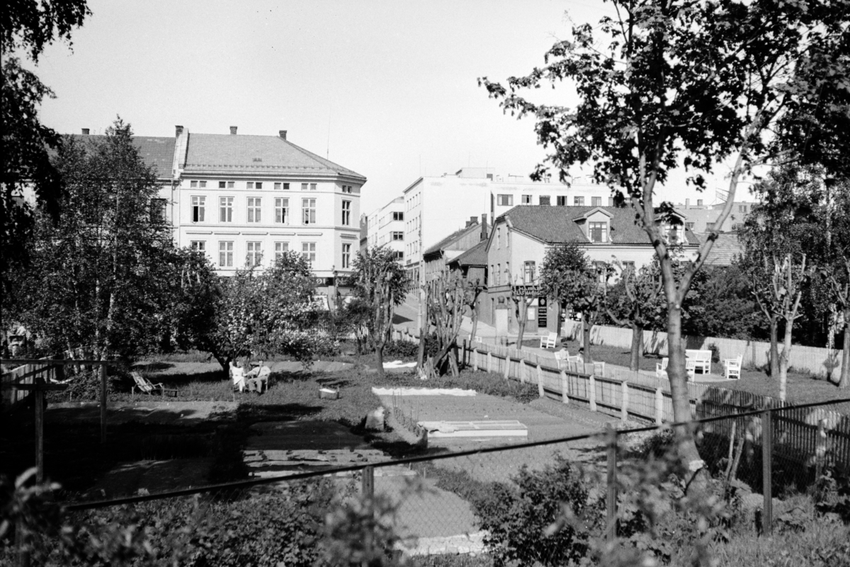 Johs. (Johannes) Johannessen, Strandgatehagen, privat hage, grønnsakshage, benker, Sverregate, Hamar.