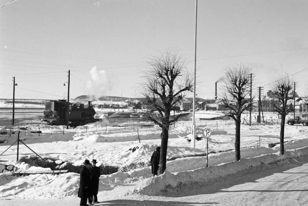 Johs. (Johannes) Johannessen, Strandgata, vinter, jernbane, lokomotiv.