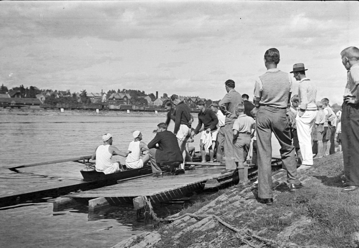 Johs. (Johannes) Johannessen, Tjuvholmen, Hamar Roklubb, roere, brygge, tilskuere.