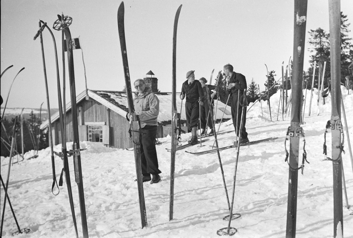 Johs. (Johannes) Johannessen, Skiløpere, ski, staver, friluftsliv, Målia (?) Vangsåsen.
