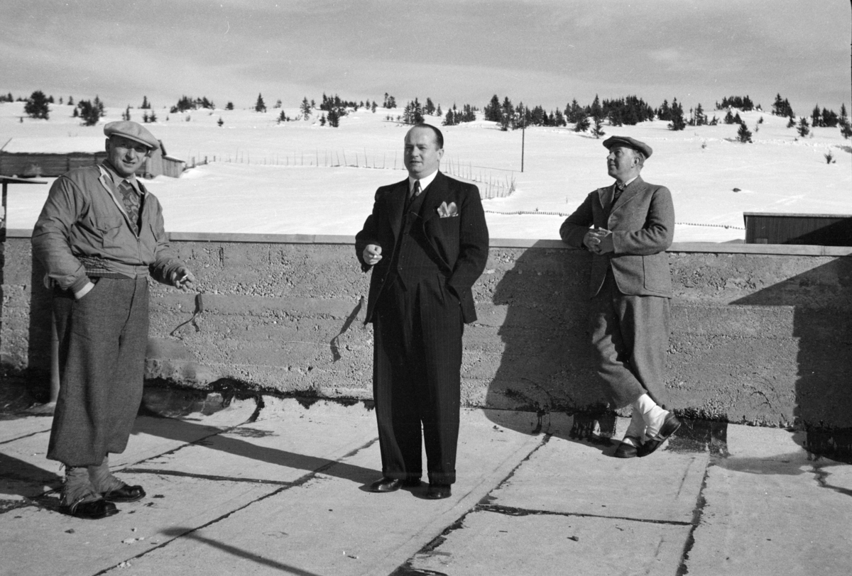 Johs. (Johannes) Johannessen, Til venstre Johs Johannessen, to ukjente, vinter, Sjusjøen(?)