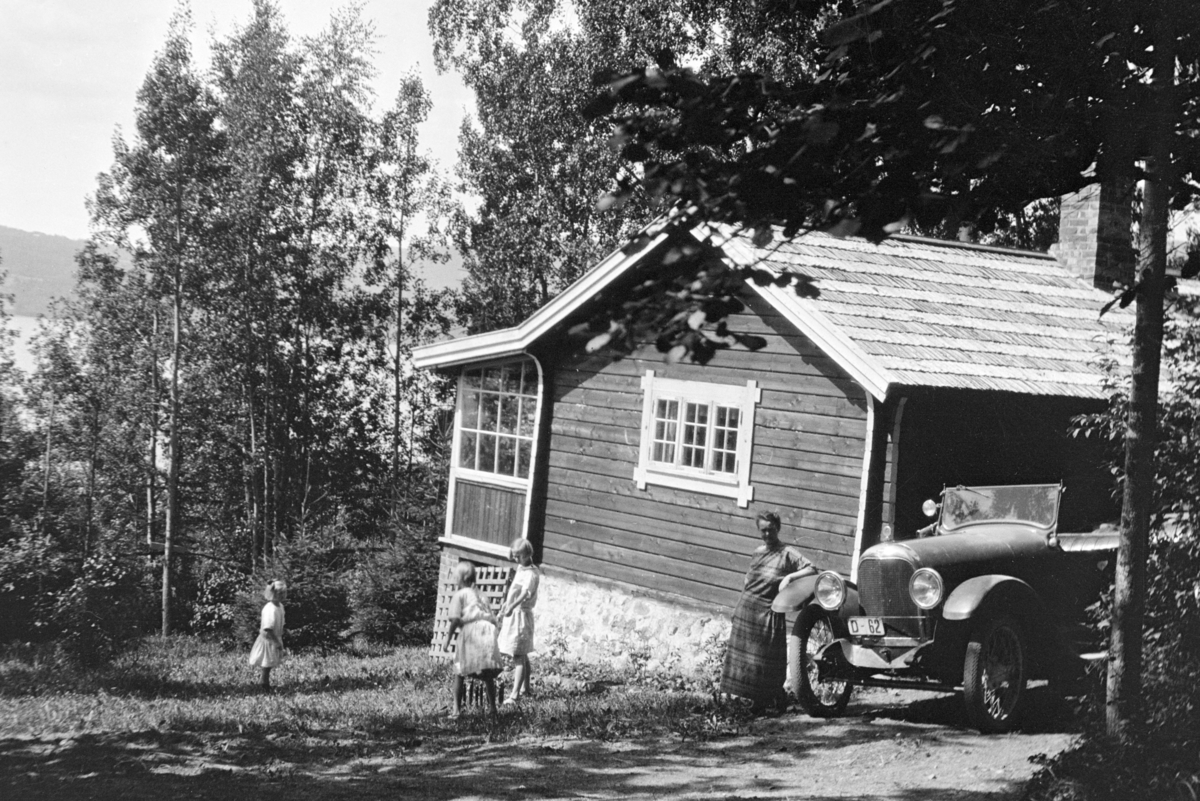 Johs. (Johannes) Johannessen, "Lia" hytta til baker Johs. Johannesen, Hamar. Personbil, Paige D-62, ved bilen står Aagot Johannessen