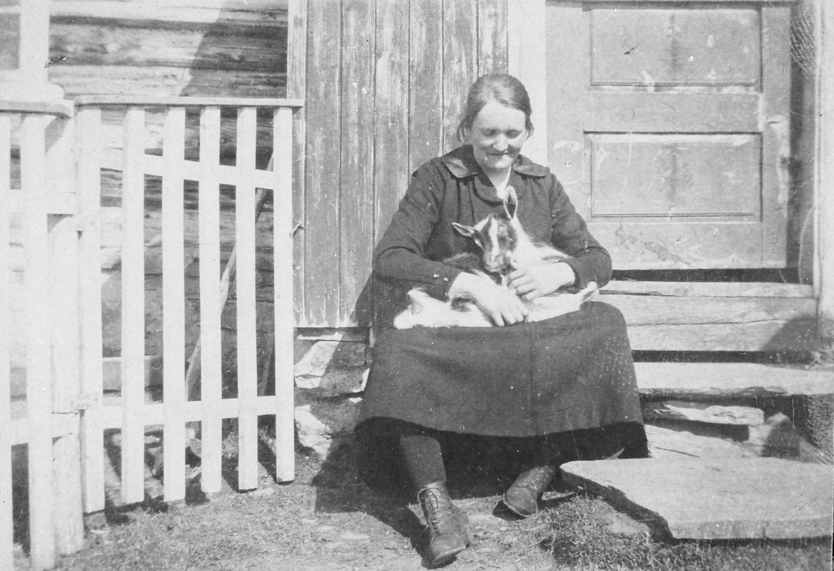 Rachel Haarseth, Kvinne, klær, geitekilling, bygning.