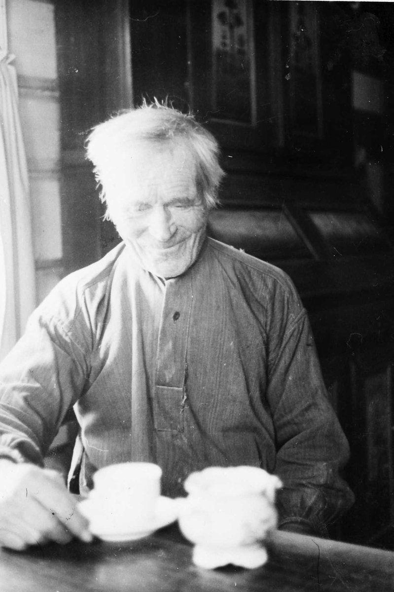 Rachel Haarseth, Mann, klær, skap, bord.