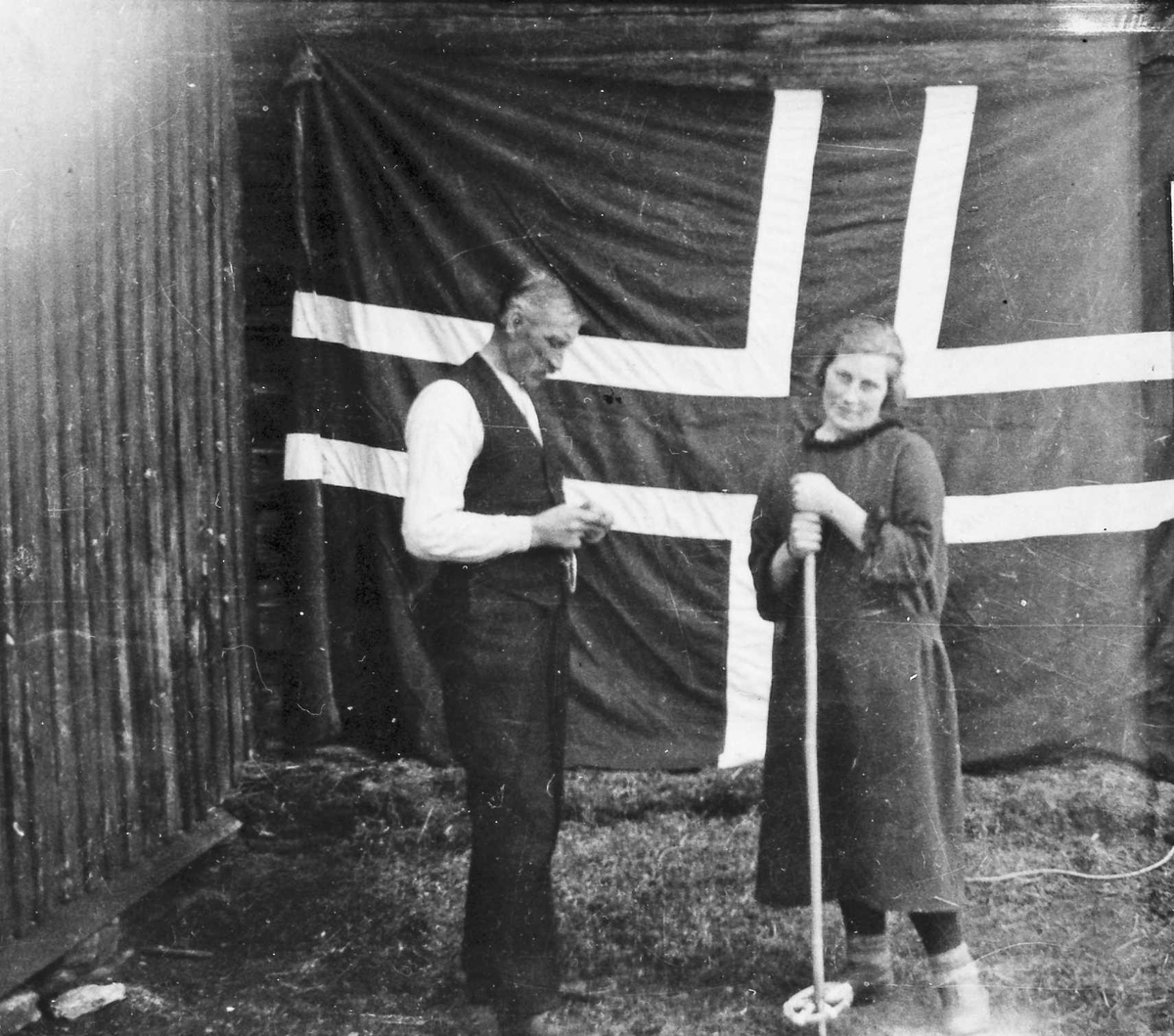 Rachel Haarseth, Personer, klær, skistav, flagg.