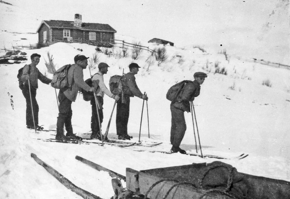 Rachel Haarseth, Personer, klær, ski, skistaver, sæterhus, slede.