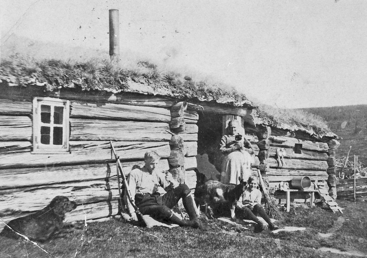 Rachel Haarseth, Seterhus, jegere, gevær, hund.