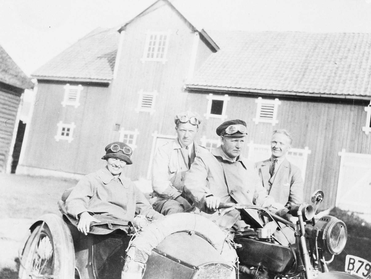 Rachel Haarseth, Personer, klær, motorsykkel m/sidevogn, bygning.