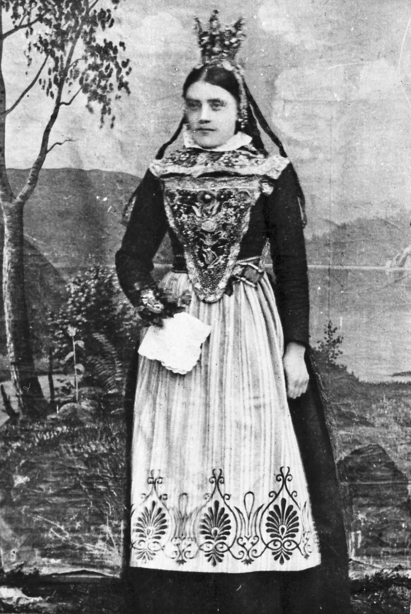 Iv. Olsen, Brud, brudekrone, bunad.