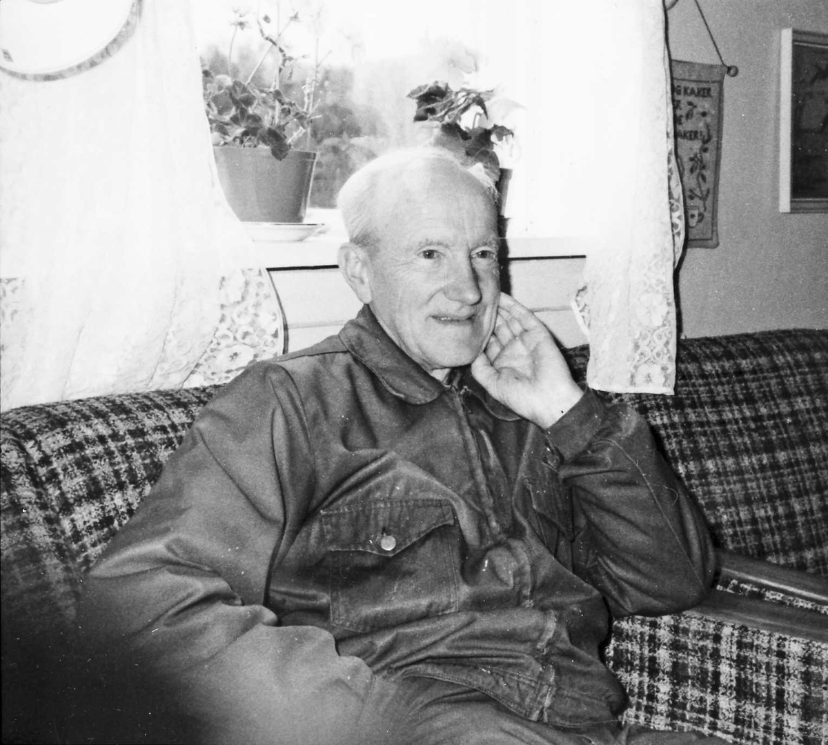 Rachel Haarseth, Mann, klær, sofa.