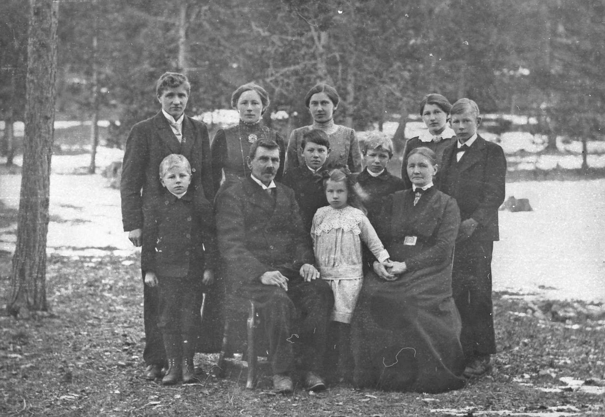 Alexander Bredstrøm Ansberg, Gruppebilde, personer, klær.