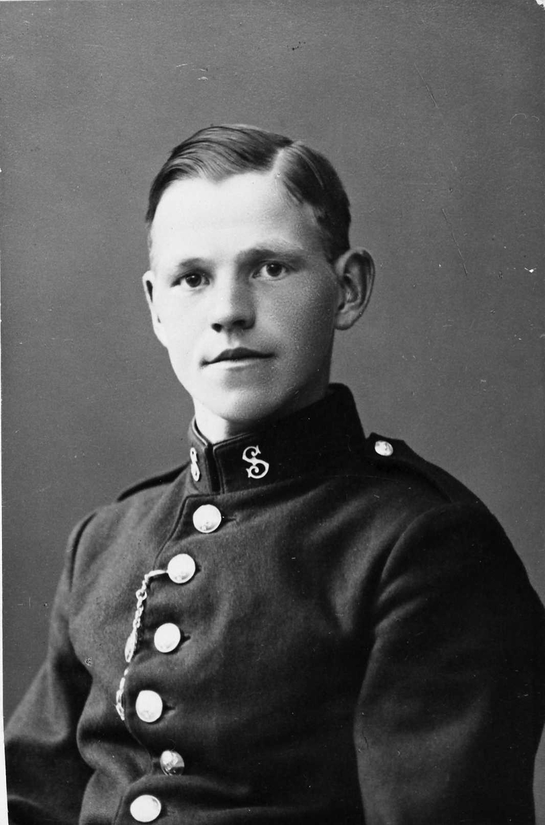 Rachel Haarseth, Portrett av en mann, uniform.