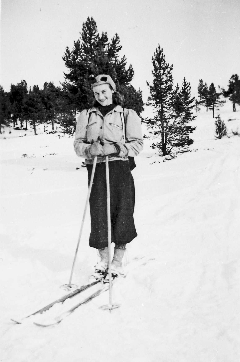 Rachel Haarseth, Kvinne, klær, ski og skistaver, naturforhold.