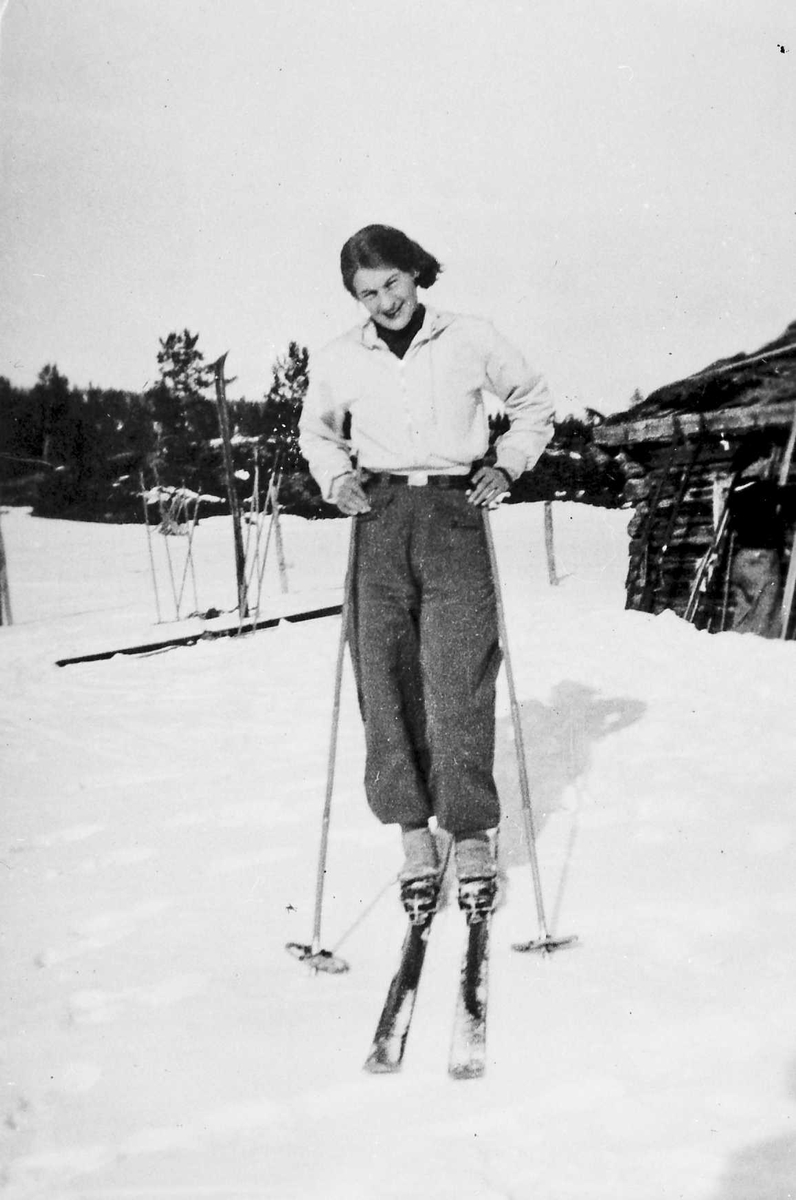 Rachel Haarseth, Kvinne, klær, ski og skistaver, naturforhold.