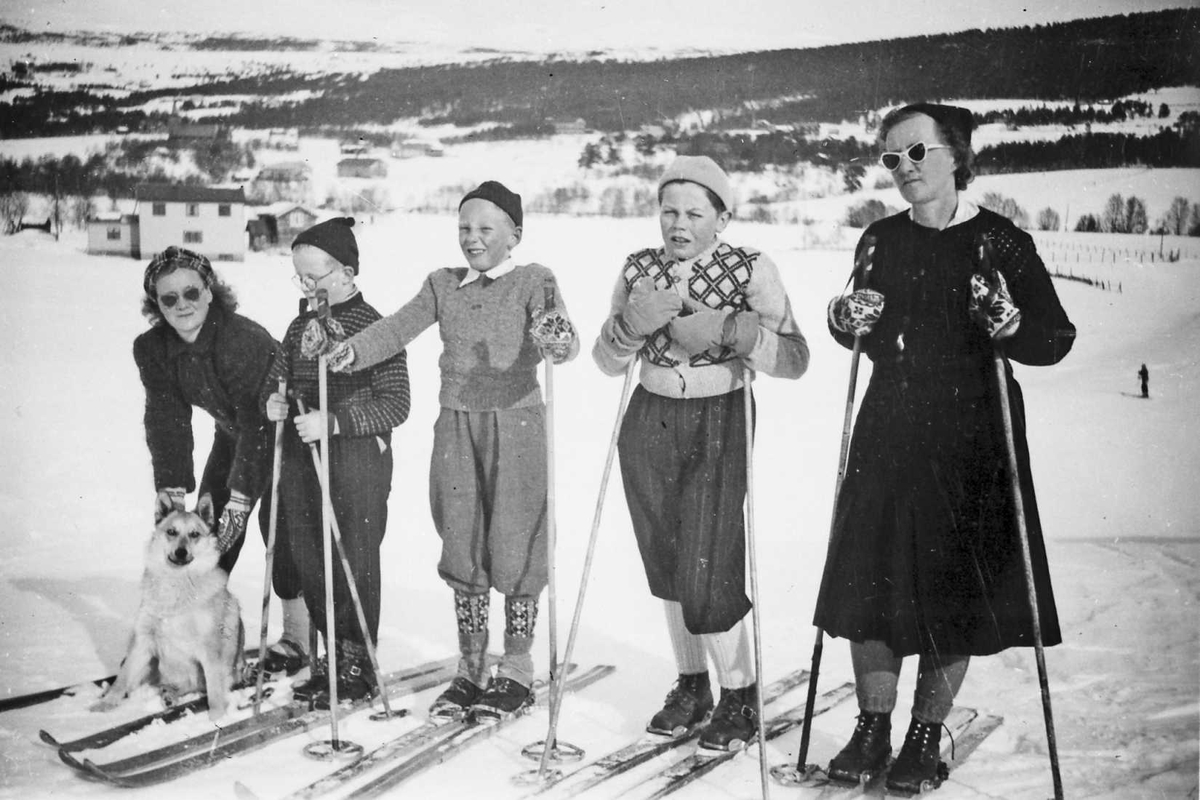 Rachel Haarseth, Personer, klær, ski og skistaver, naturforhold.